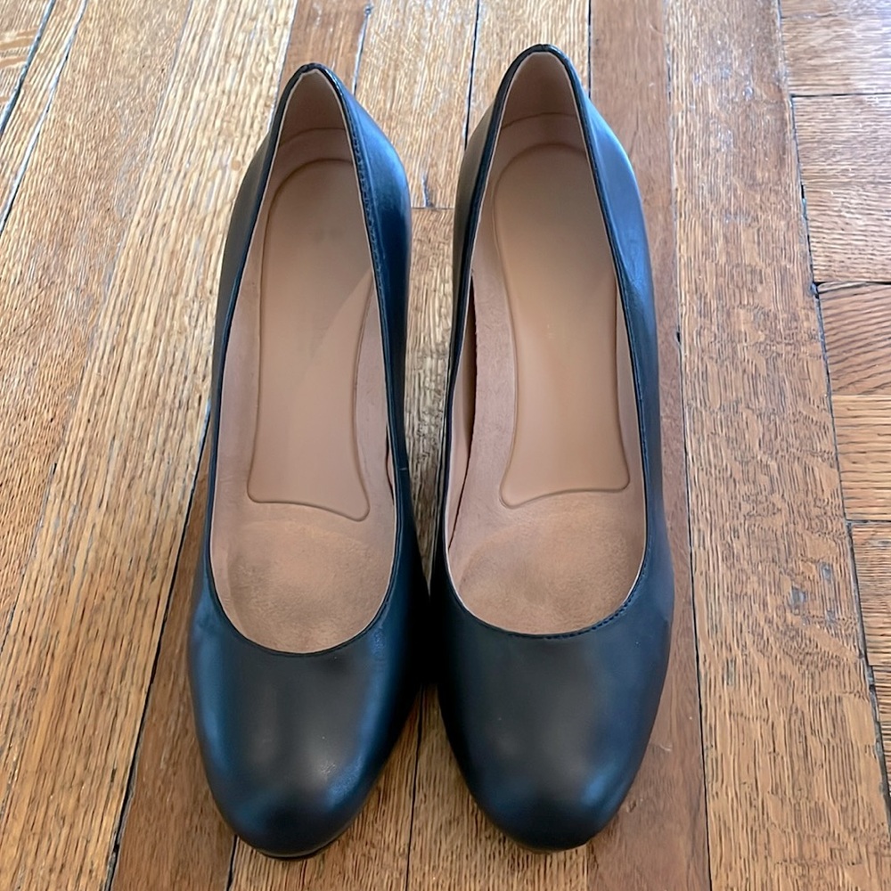 Size 8 black Naturalizer pumps.  Very good used condition.